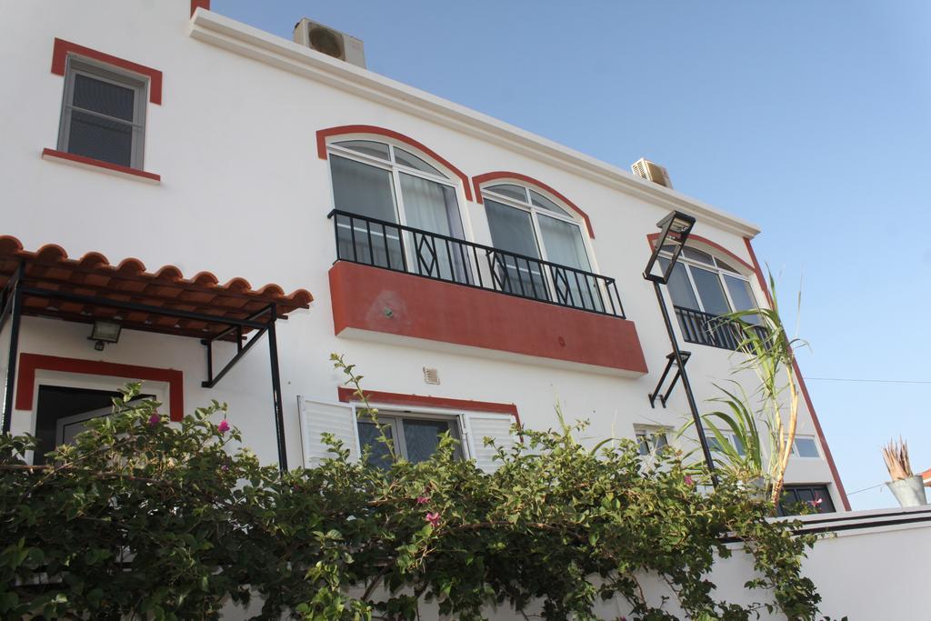 Yria Residencial Bed and Breakfast Porto Novo Buitenkant foto
